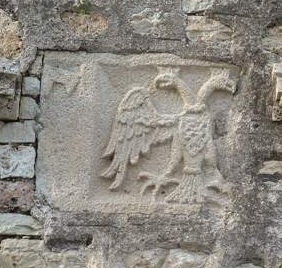 Lo stemma dei Giustiniani su una casa di Foca